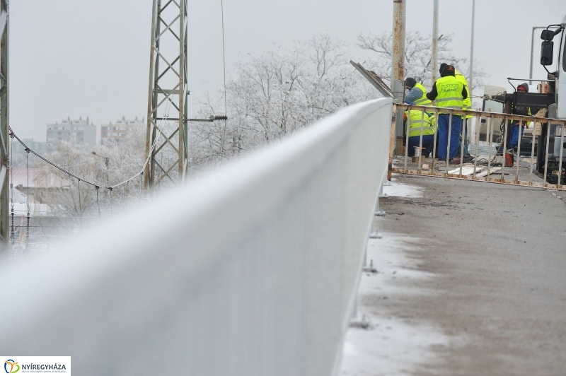 Korlátjavítás a Tiszavasvári úton - fotó Szarka Lajos