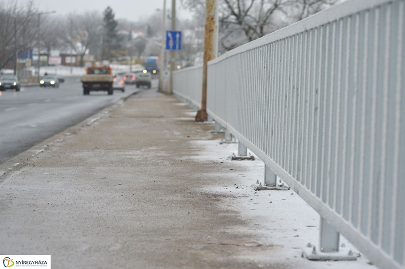 Korlátjavítás a Tiszavasvári úton - fotó Szarka Lajos