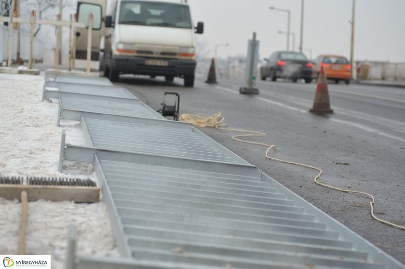 Korlátjavítás a Tiszavasvári úton - fotó Szarka Lajos