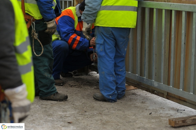 Korlátjavítás a Tiszavasvári úton - fotó Szarka Lajos