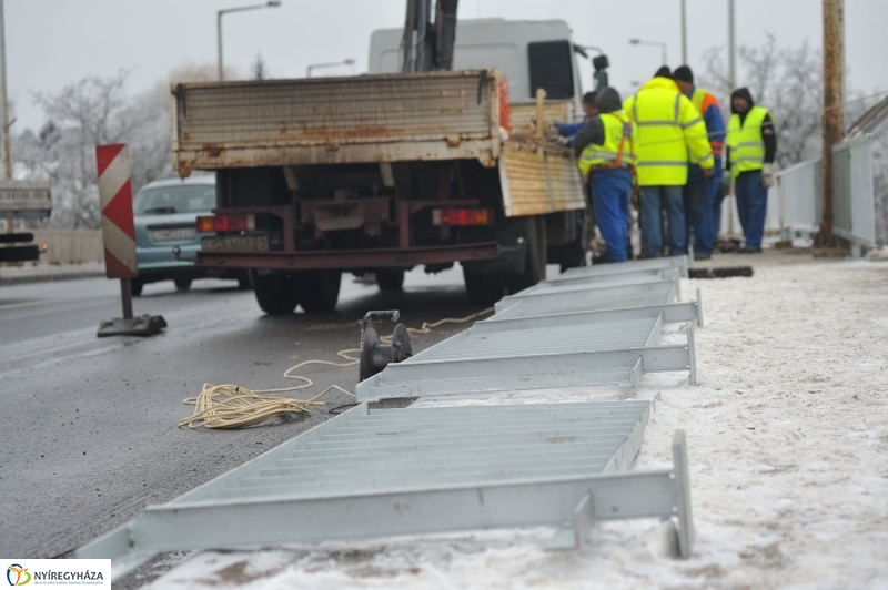 Korlátjavítás a Tiszavasvári úton - fotó Szarka Lajos
