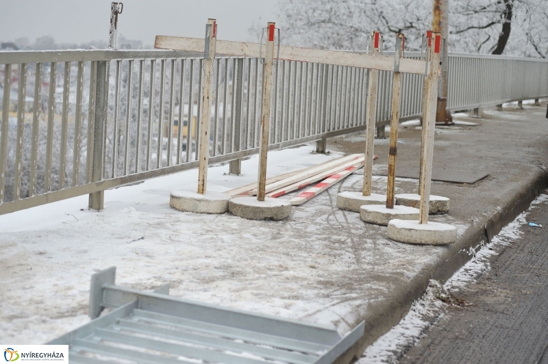 Korlátjavítás a Tiszavasvári úton - fotó Szarka Lajos