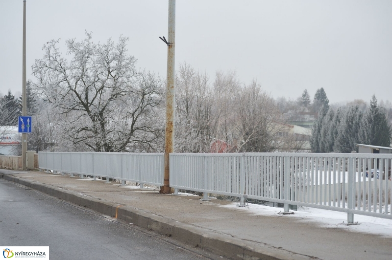 Korlátjavítás a Tiszavasvári úton - fotó Szarka Lajos