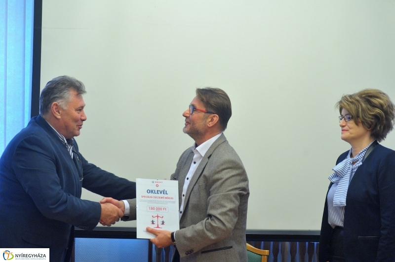 Adomány négy keréken - fotó Szarka Lajos