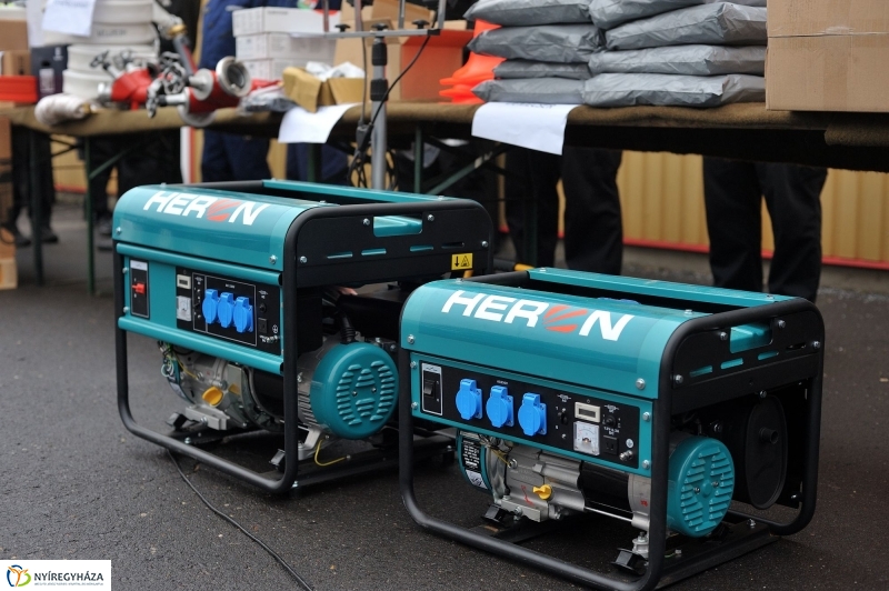 Eszközök a tűzoltóknak - fotó Szarka Lajos