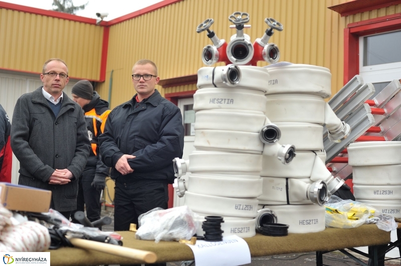 Eszközök a tűzoltóknak - fotó Szarka Lajos