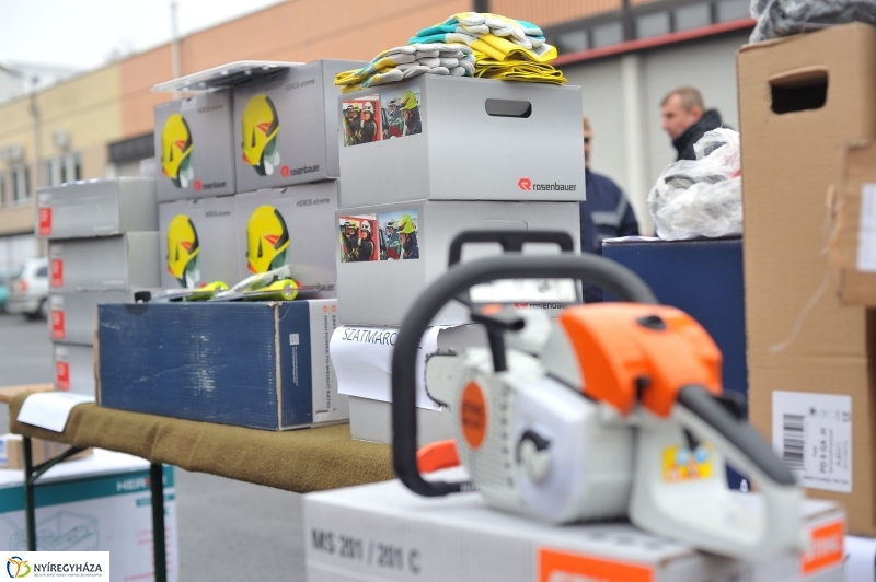 Eszközök a tűzoltóknak - fotó Szarka Lajos