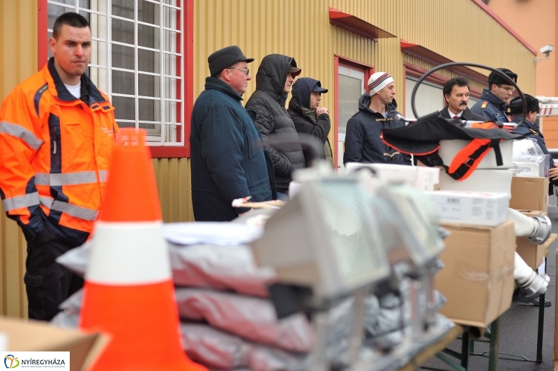 Eszközök a tűzoltóknak - fotó Szarka Lajos