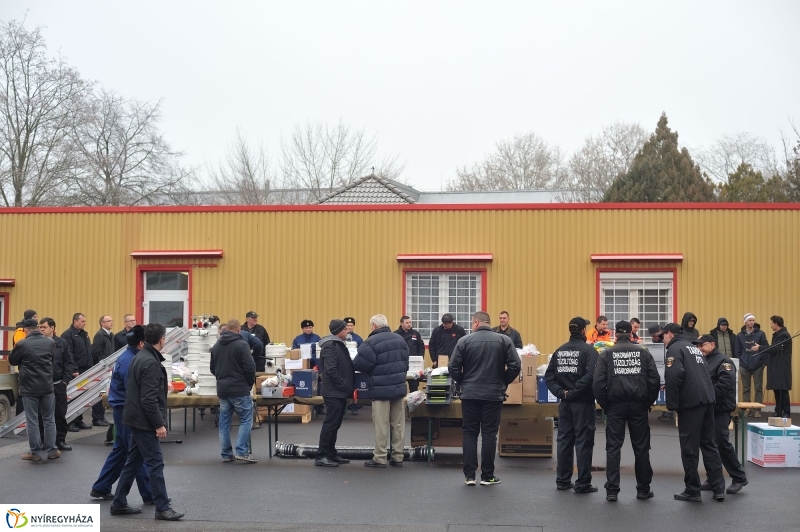 Eszközök a tűzoltóknak - fotó Szarka Lajos