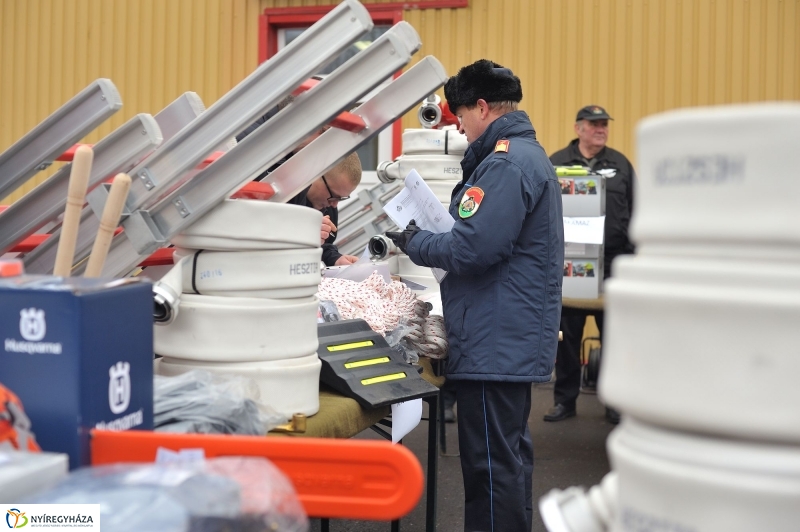 Eszközök a tűzoltóknak - fotó Szarka Lajos