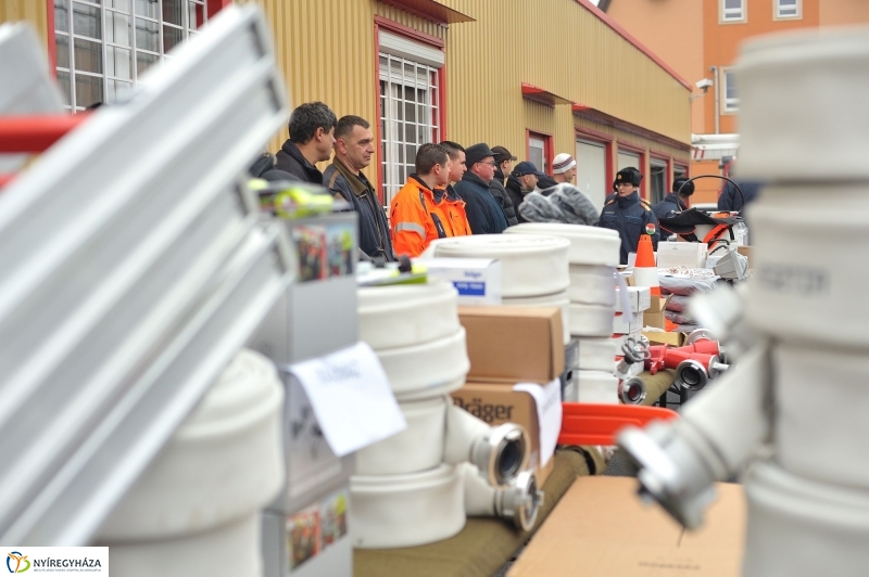 Eszközök a tűzoltóknak - fotó Szarka Lajos