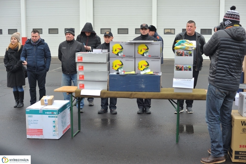 Eszközök a tűzoltóknak - fotó Szarka Lajos