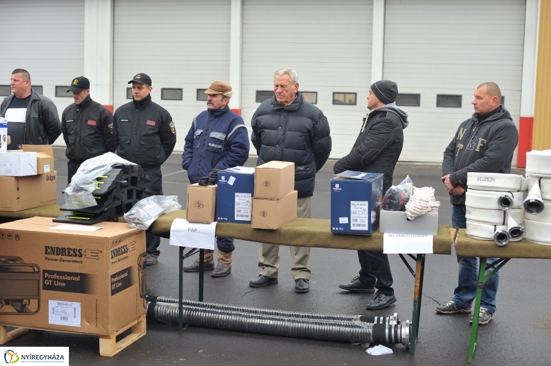 Eszközök a tűzoltóknak - fotó Szarka Lajos