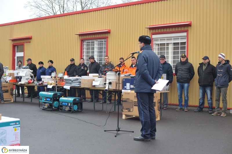 Eszközök a tűzoltóknak - fotó Szarka Lajos