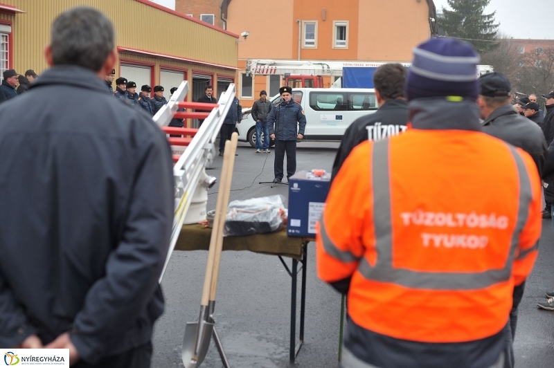Eszközök a tűzoltóknak - fotó Szarka Lajos