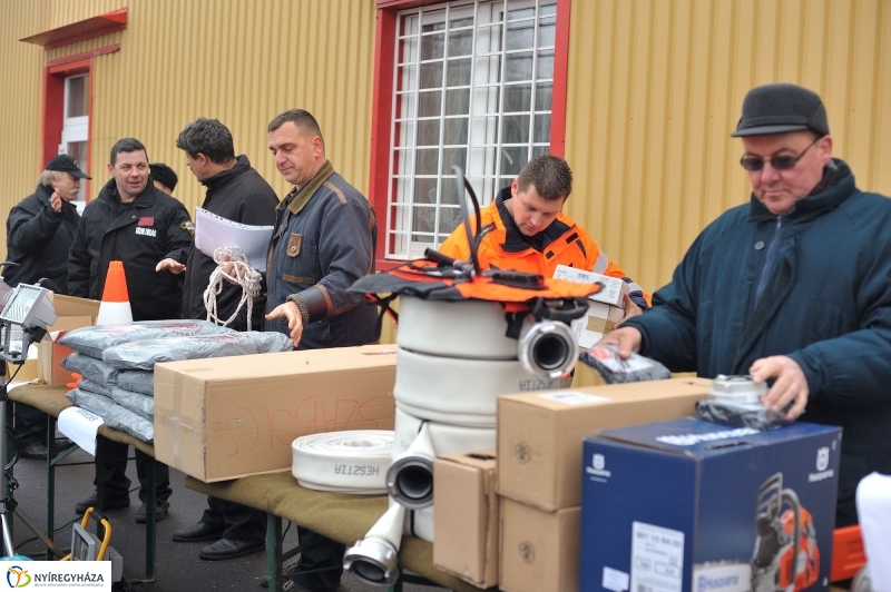 Eszközök a tűzoltóknak - fotó Szarka Lajos