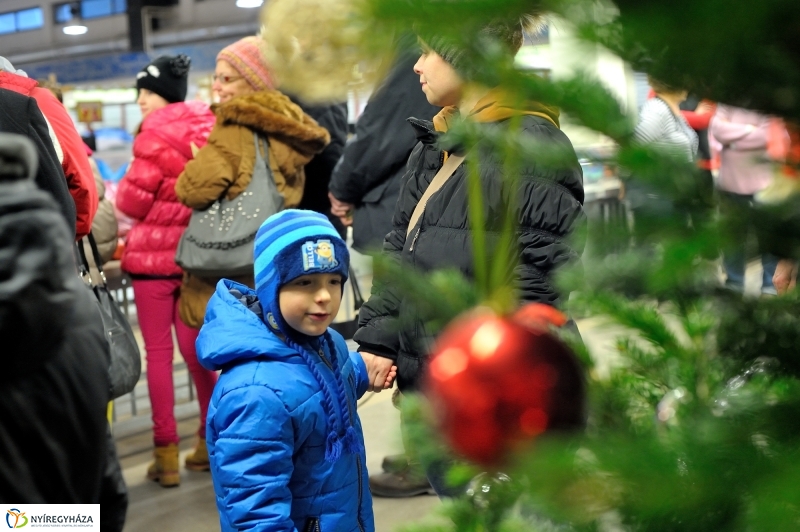 Adomány átadás a piacon -fotó Szarka Lajos