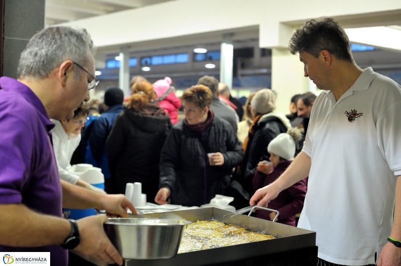Adomány átadás a piacon -fotó Szarka Lajos