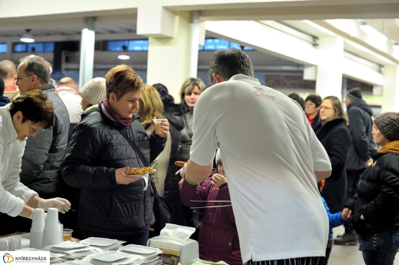 Adomány átadás a piacon -fotó Szarka Lajos