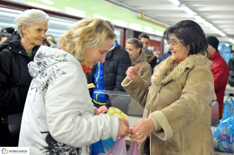 Adomány átadás a piacon -fotó Szarka Lajos