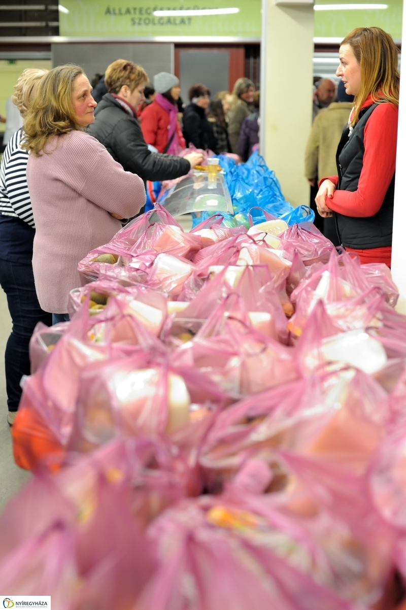 Adomány átadás a piacon -fotó Szarka Lajos