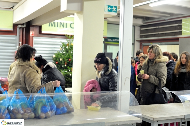 Adomány átadás a piacon -fotó Szarka Lajos