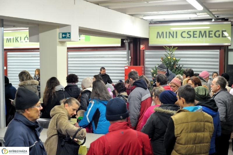 Adomány átadás a piacon -fotó Szarka Lajos
