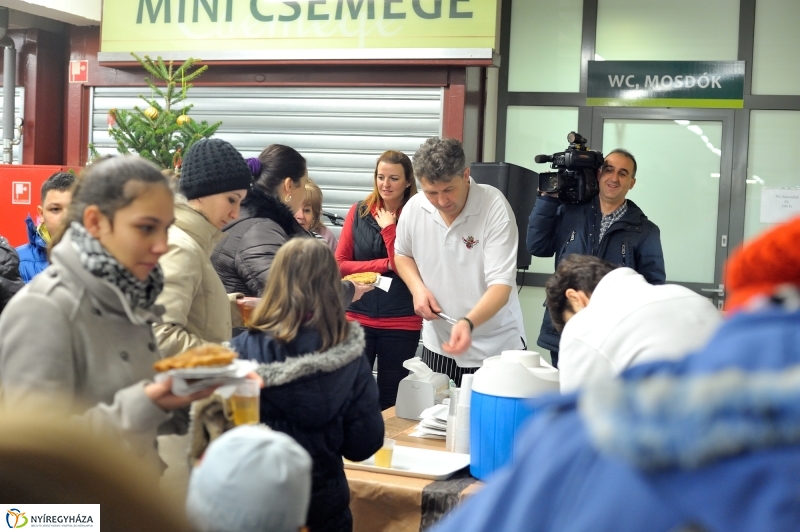 Adomány átadás a piacon -fotó Szarka Lajos