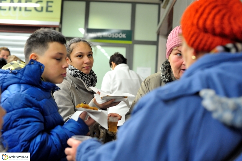 Adomány átadás a piacon -fotó Szarka Lajos