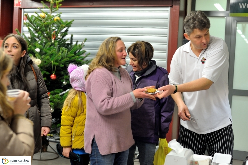 Adomány átadás a piacon -fotó Szarka Lajos