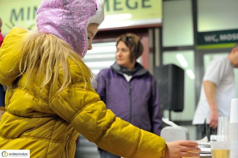 Adomány átadás a piacon -fotó Szarka Lajos