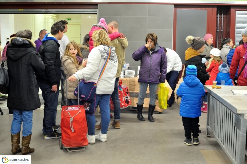 Adomány átadás a piacon -fotó Szarka Lajos