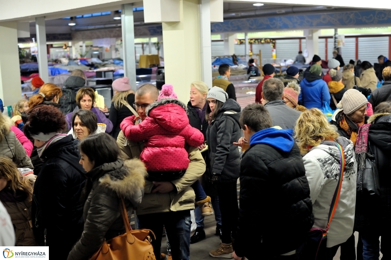 Adomány átadás a piacon -fotó Szarka Lajos