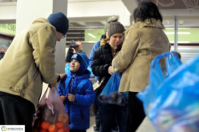 Adomány átadás a piacon -fotó Szarka Lajos