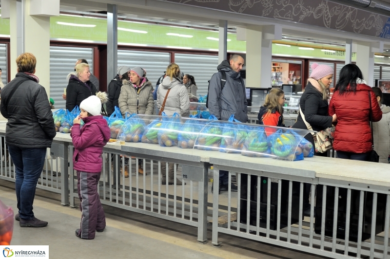 Adomány átadás a piacon -fotó Szarka Lajos