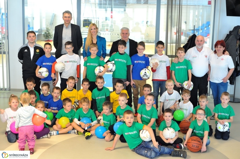 Sportszer adomány - fotó Szarka Lajos