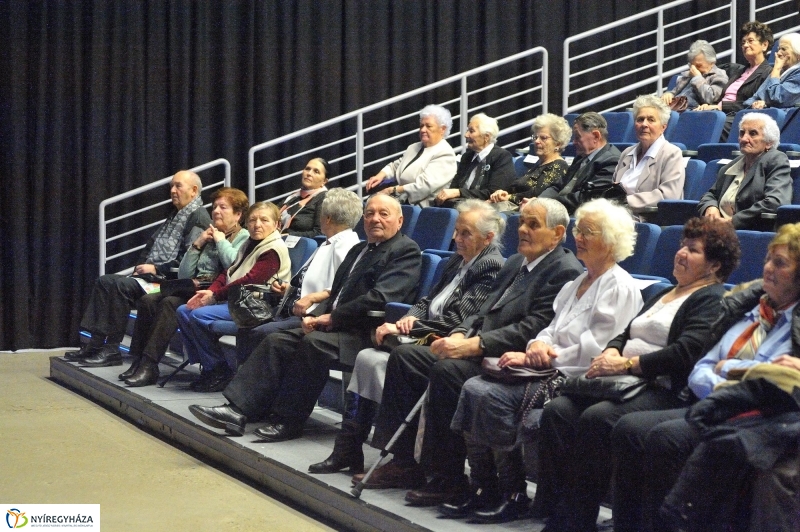 Ajándék nyugdíjasoknak - fotó Szarka Lajos
