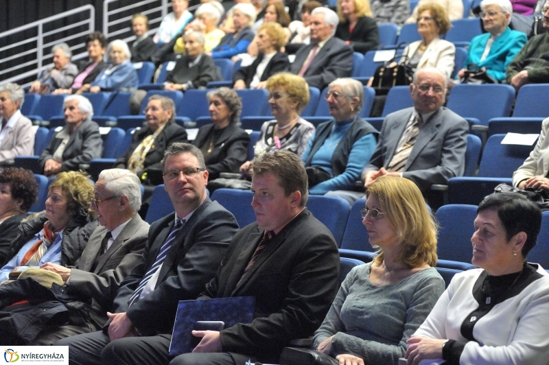 Ajándék nyugdíjasoknak - fotó Szarka Lajos