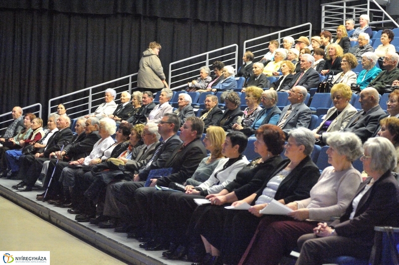 Ajándék nyugdíjasoknak - fotó Szarka Lajos