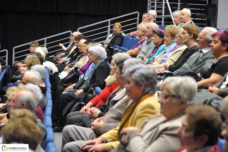 Ajándék nyugdíjasoknak - fotó Szarka Lajos
