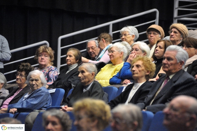 Ajándék nyugdíjasoknak - fotó Szarka Lajos