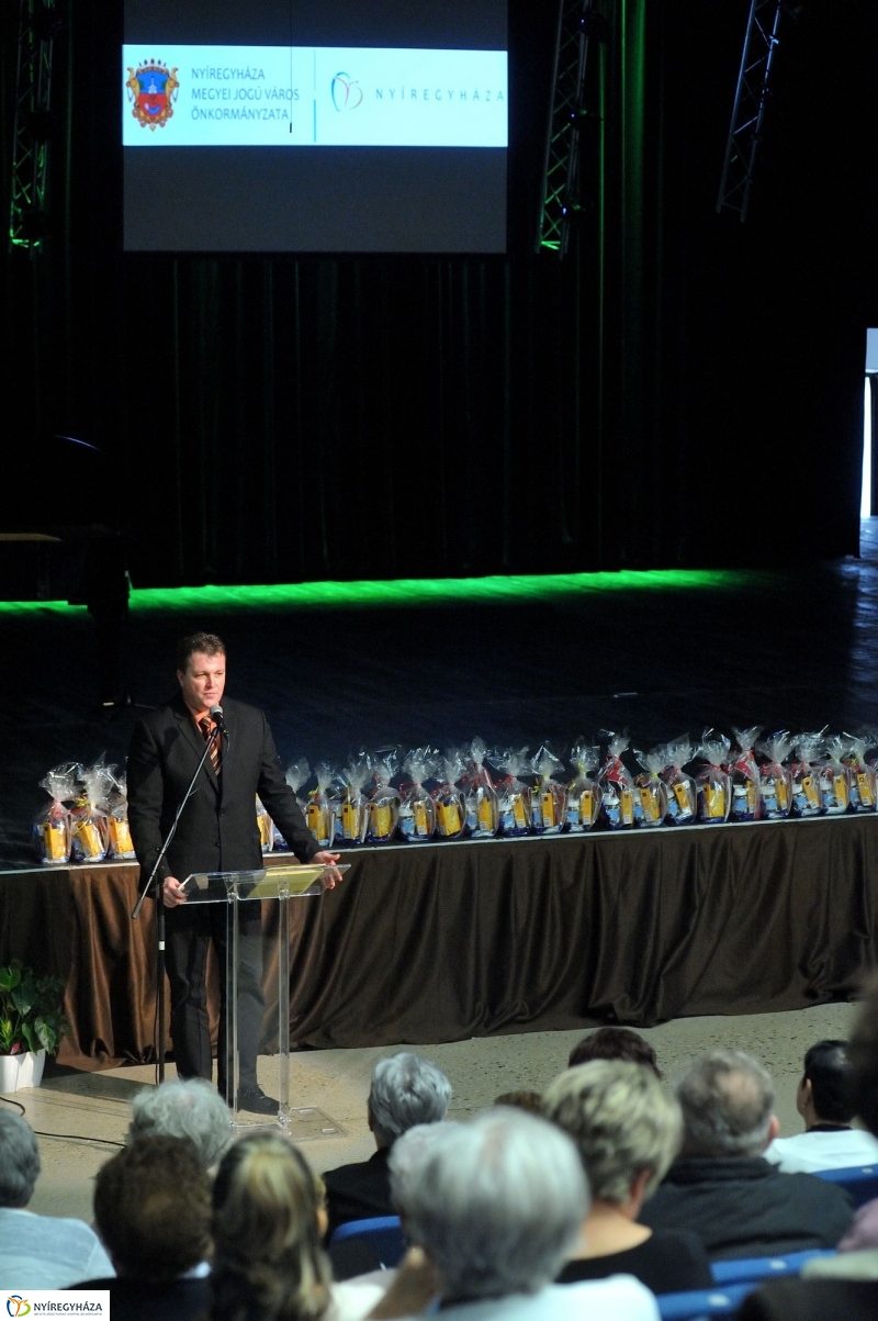 Ajándék nyugdíjasoknak - fotó Szarka Lajos