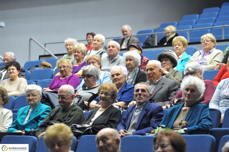 Ajándék nyugdíjasoknak - fotó Szarka Lajos