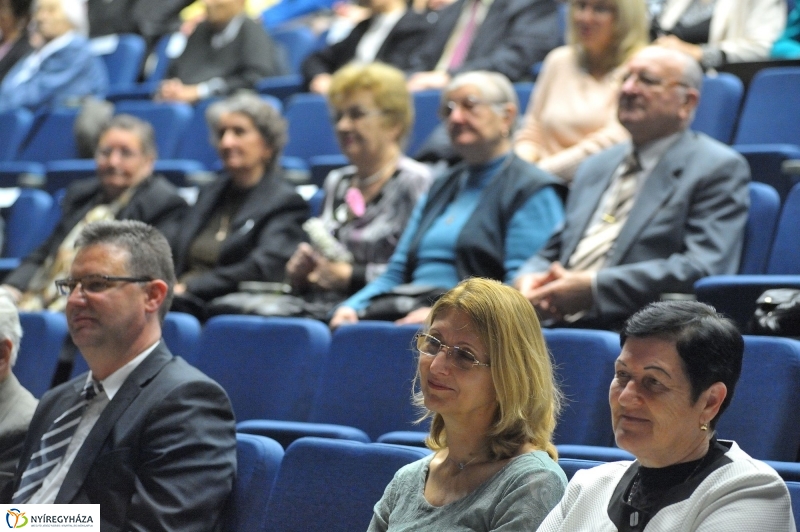 Ajándék nyugdíjasoknak - fotó Szarka Lajos