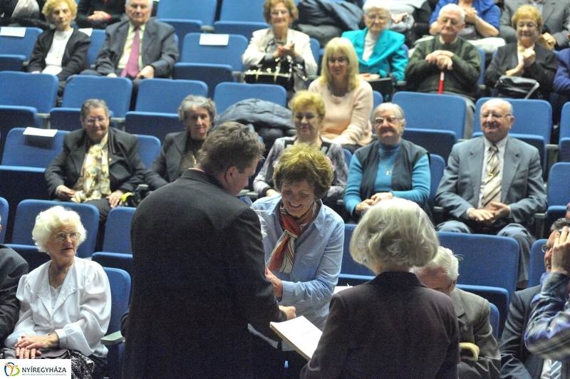 Ajándék nyugdíjasoknak - fotó Szarka Lajos