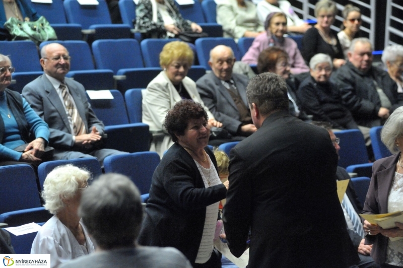 Ajándék nyugdíjasoknak - fotó Szarka Lajos