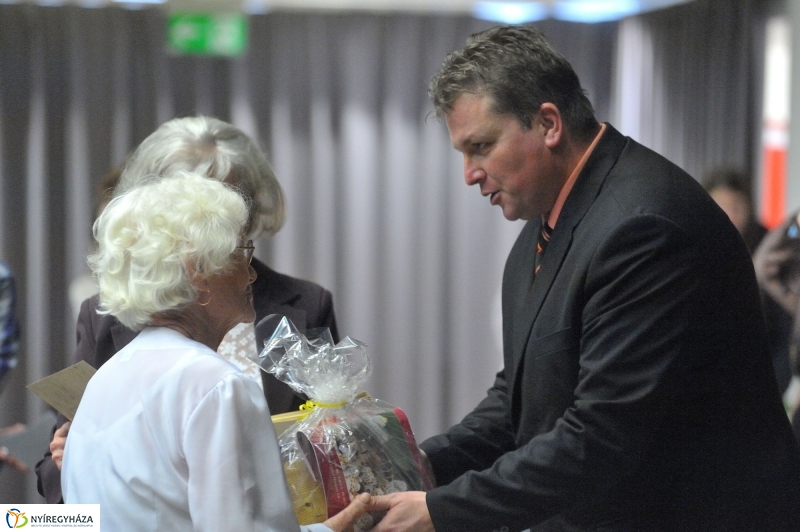 Ajándék nyugdíjasoknak - fotó Szarka Lajos