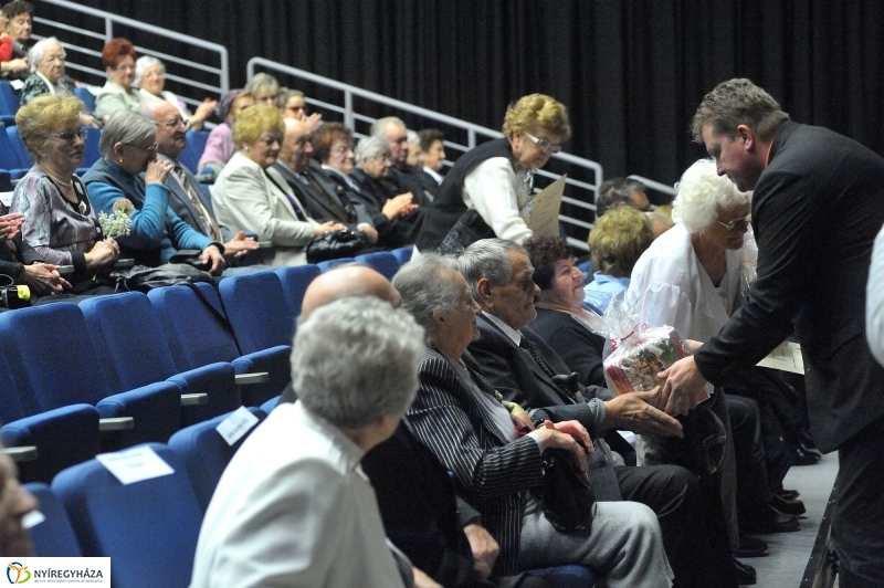 Ajándék nyugdíjasoknak - fotó Szarka Lajos