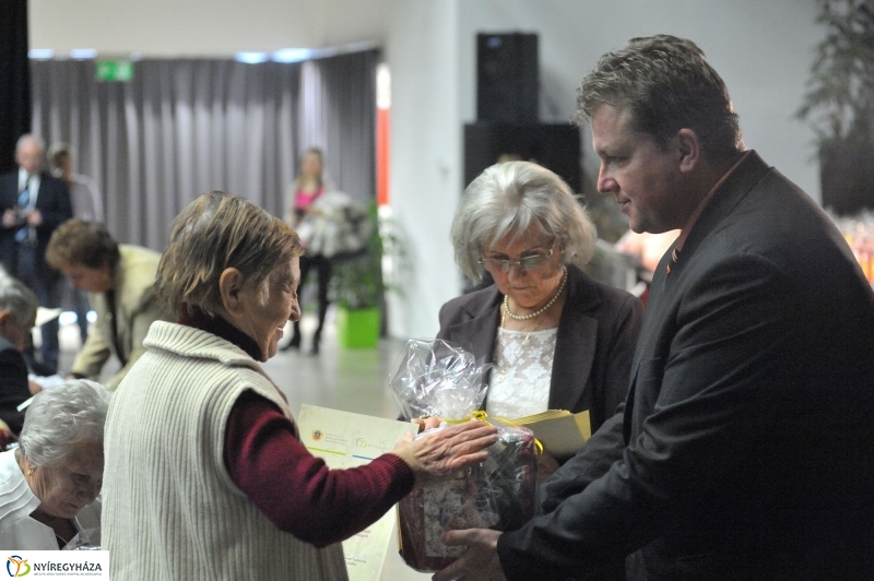 Ajándék nyugdíjasoknak - fotó Szarka Lajos