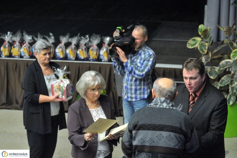 Ajándék nyugdíjasoknak - fotó Szarka Lajos